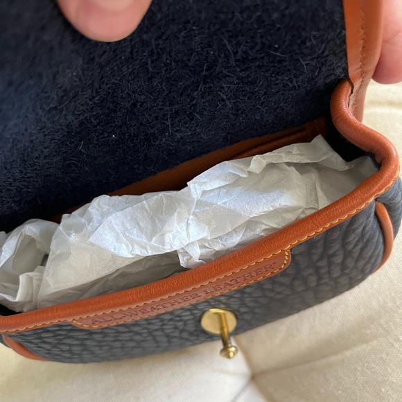 Dooney and Bourke purse - Mint Condition - Picture 4 of 7